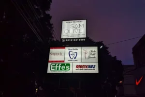 papan reklame di lokasi strategis